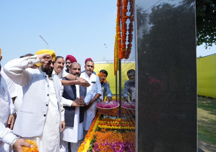 मुख्यमंत्री द्वारा खटकड़ कलां में शहीद-ए-आज़म भगत सिंह को श्रद्धा के फूल अर्पित 1 CM Mann
