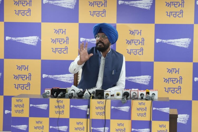 अधिकारियों को धमकियां देकर सत्ता में वापस आने का सपना देखना बंद करें सुखबीर बादल - कुलदीप धालीवाल 1 AAP Dhaliwal