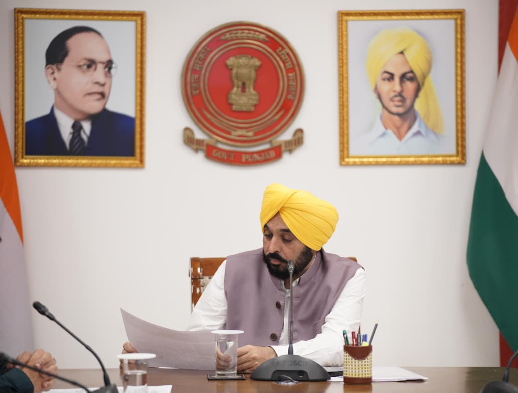 मुख्यमंत्री द्वारा बाढ़ प्रभावित कस्बों और शहरों में चल रहे सफाई, मरम्मत और राहत कार्यों की समीक्षा 1 CM Mann