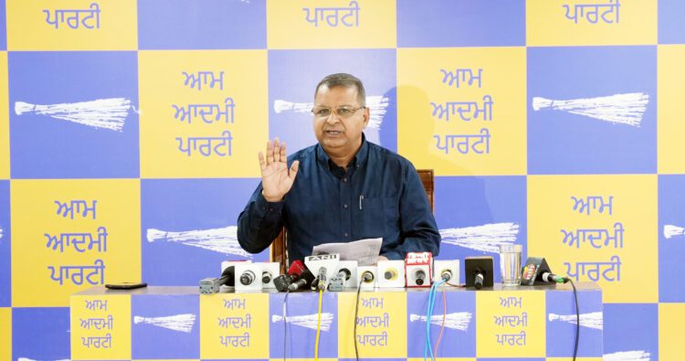 आप नेता ने कांग्रेस नेता बाजवा की 'ज़मीन खरीद' और 'बाढ़' के दौरान स्टोन स्टड लगाने पर उठाए सवाल 1 AAP