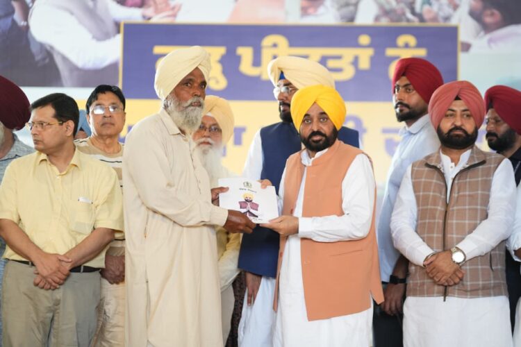 मुख्यमंत्री ने अपनी समय सीमा से 13 दिन पहले बाढ़ पीड़ितों को 5.70 करोड़ रुपए के चेक वितरित किए 1 Cm mann