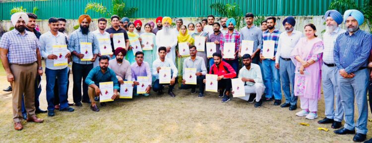 गुरमीत सिंह खुड्डियां ने 25 वेटरनरी इंस्पेक्टरों सहित कुल 28 नव-नियुक्त उम्मीदवारों को नियुक्ति पत्र सौंपे 1 Gurmeet khudian