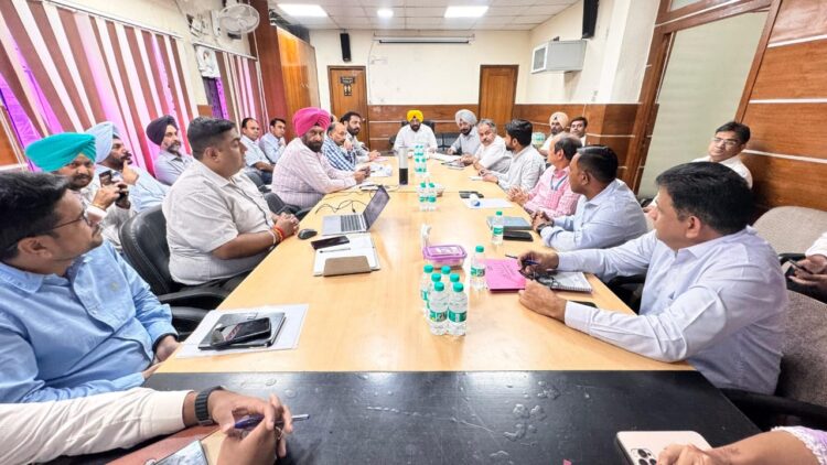 हरभजन सिंह ई.टी.ओ. द्वारा अधिकारियों को नगर कीर्तन के सुरक्षित और सुगम मार्ग सुनिश्चित करने के निर्देश 1 Harbhajan eto singh