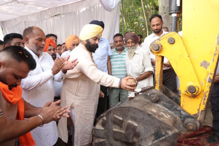 हरजोत बैंस ने सवां नदी पर 35.48 करोड़ रुपये की लागत वाले उच्च स्तरीय पुल का शिलान्यास किया 1 Harjot bains