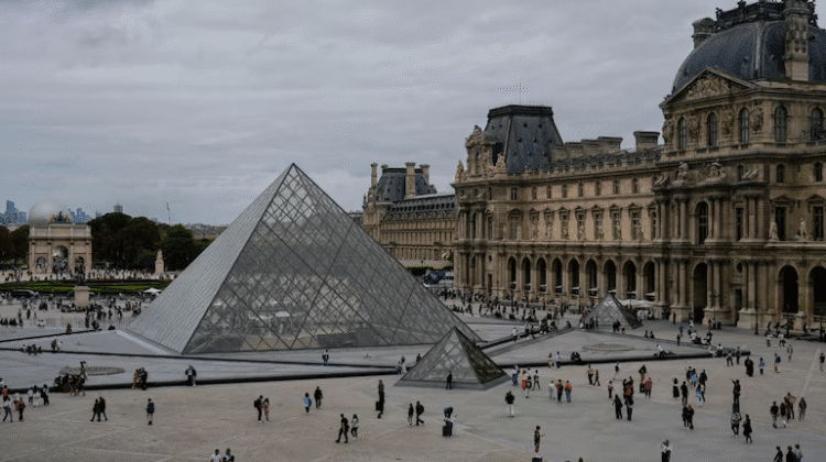 Louvre Museum Robbery: पेरिस के मशहूर म्यूजियम से स्कूटर सवार चोरों ने की बड़ी चोरी! 1 Louvre Museum Robbery