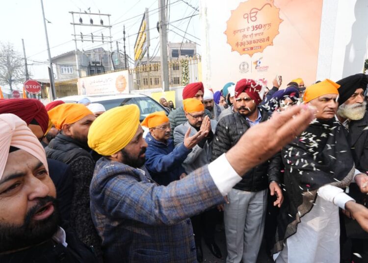 श्रीनगर से विशाल नगर कीर्तन रवाना, मान, केजरीवाल और उमर अब्दुल्ला ने की शिरकत