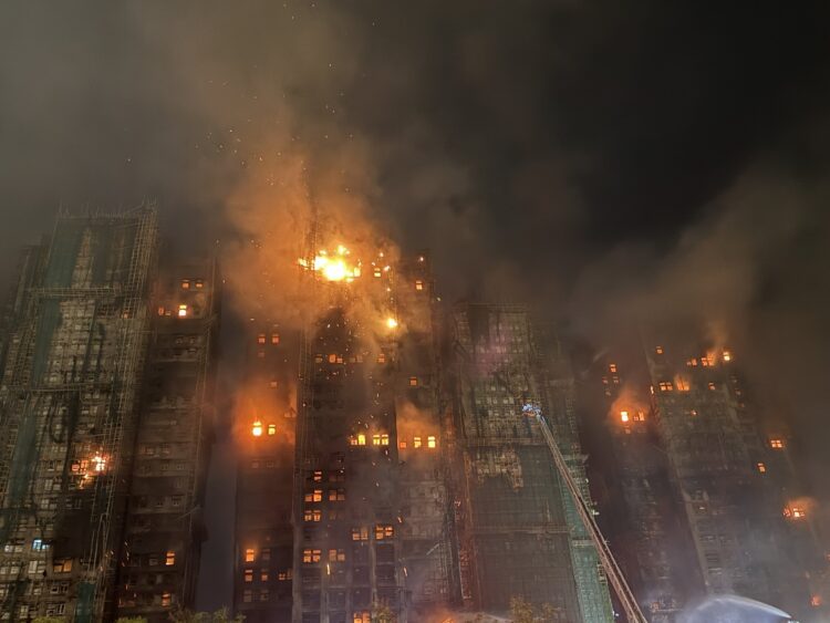 Hong Kong Fire Horror: चीन में 70 साल का सबसे बड़ा अग्निकांड, 4600 बेघर, 83 की मौत 1 Hong Kong Fire Horror