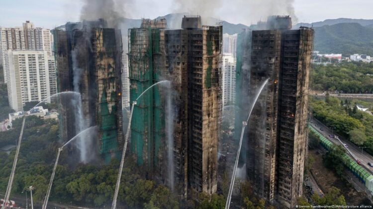 हांगकांग में 30 साल की सबसे भीषण आग: 44 लोगों की मौत, 300 लापता Hong Kong Fire 1 Hong Kong Tragedy: 44 Dead, Firefighter Martyr