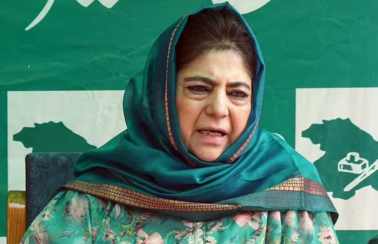 Delhi Blast पर Mehbooba Mufti का विवादित बयान, 'Kashmir की परेशानी लाल किले पर गूंजी' 5 Mehbooba Mufti