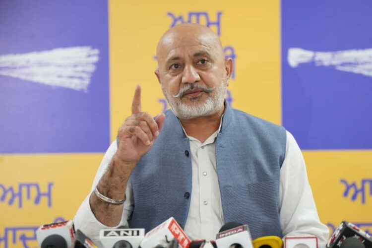 “धर्मी फौजी” के नाम पर गैंगस्टर के परिवार को टिकट देना अकाली दल का पुराना ‘मैनेज’ करने का तरीका: बलतेज पन्नू