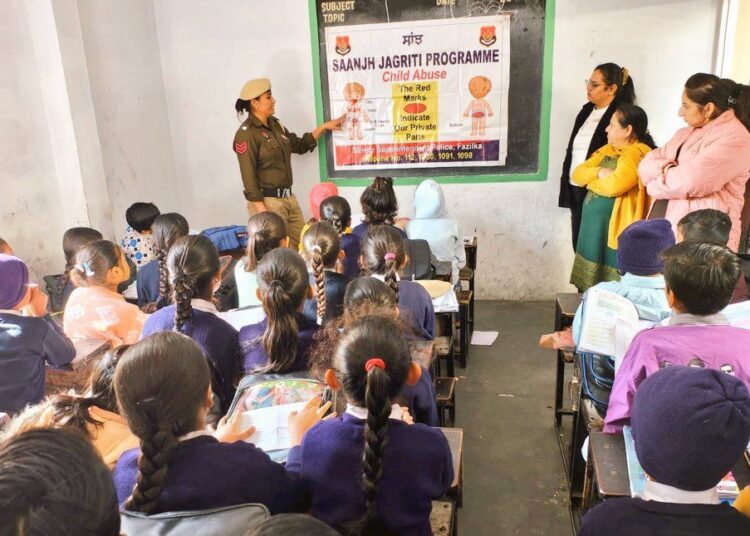 मान सरकार की पंजाब पुलिस: बच्चों को बना रही कल के रक्षक 9 School