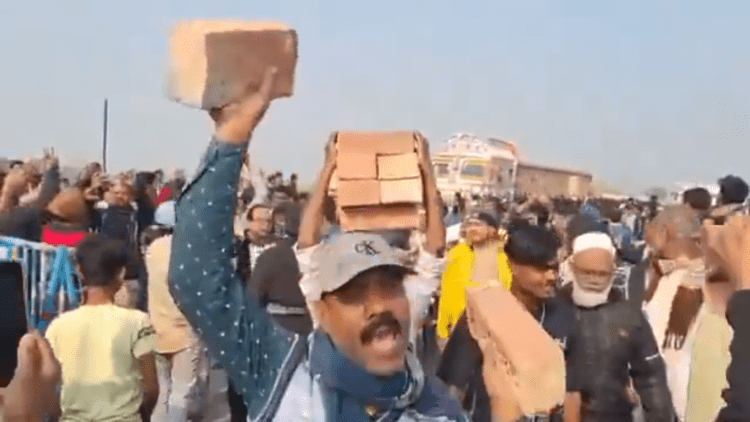 बंगाल में सिर पर ईंट रखकर नई 'बाबरी' बनाने निकले हजारों लोग! Babri Masjid Murshidabad 1 Babri Masjid Murshidabad