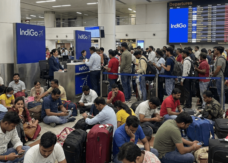 IndiGo Flight : 500 फ्लाइट्स रद्द, यात्री बेहाल, मंत्री ने दी सख्त चेतावनी 20 IndiGo flight cancellation news, Ram Mohan Naidu on Indigo crisis, Indigo refund status check, Delhi airport advisory today, Indigo share price drop