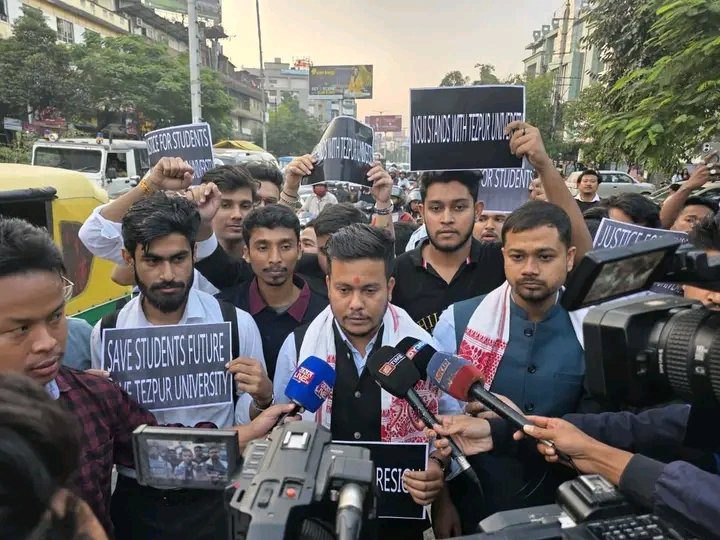 वीसी की मनमानी से तेजपुर यूनिवर्सिटी बंद! 78 दिनों से बवाल Tezpur University Protest 1 Tezpur University Protest