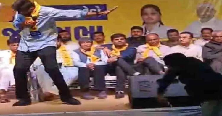 AAP विधायक गोपाल इटालिया पर मंच पर फेंका जूता, कार्यकर्ताओं ने आरोपी को पीटा, वीडियो वायरल 1 aap mla