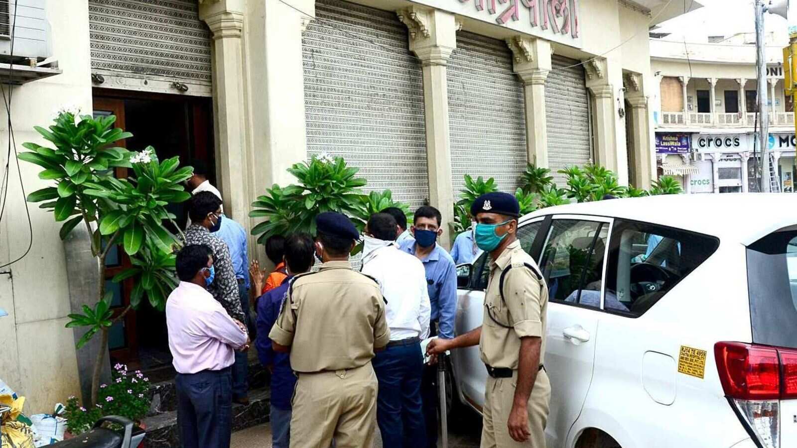 Income Tax Raids In Oppo Mobile Company, Investigating Officers