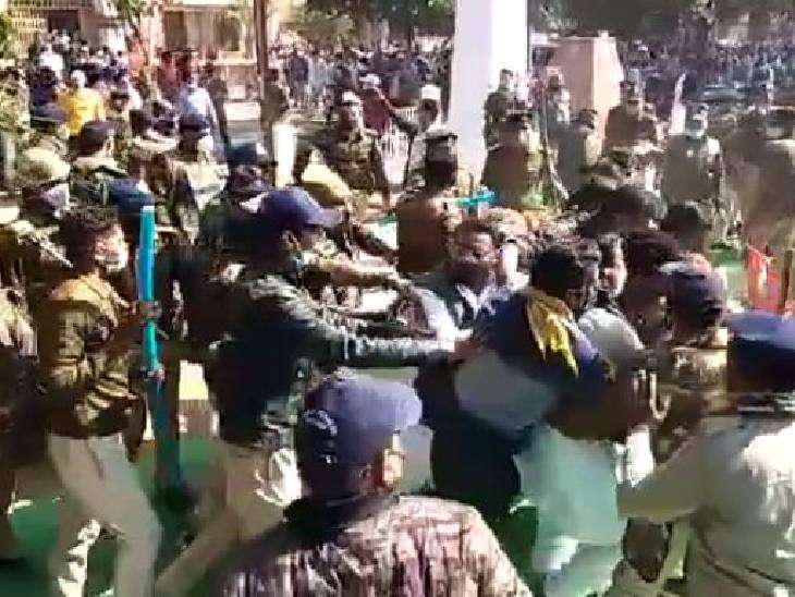 BJP And Congress Workers Face To Face In Khurai, Then Pushed The Police And Chased Them By Lathicharge