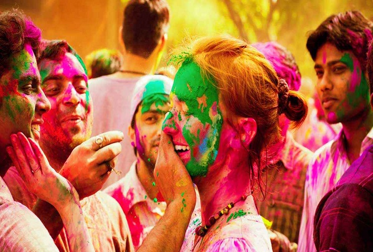 Travel Tips: You can also visit these places during Holi holidays, Holi is celebrated in a special way