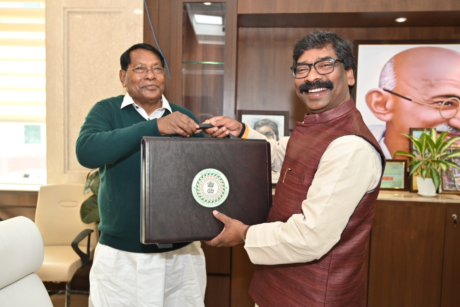 Jharkhand government presented a budget of 1 lakh 16 thousand crores, announced to restore the old pension scheme.