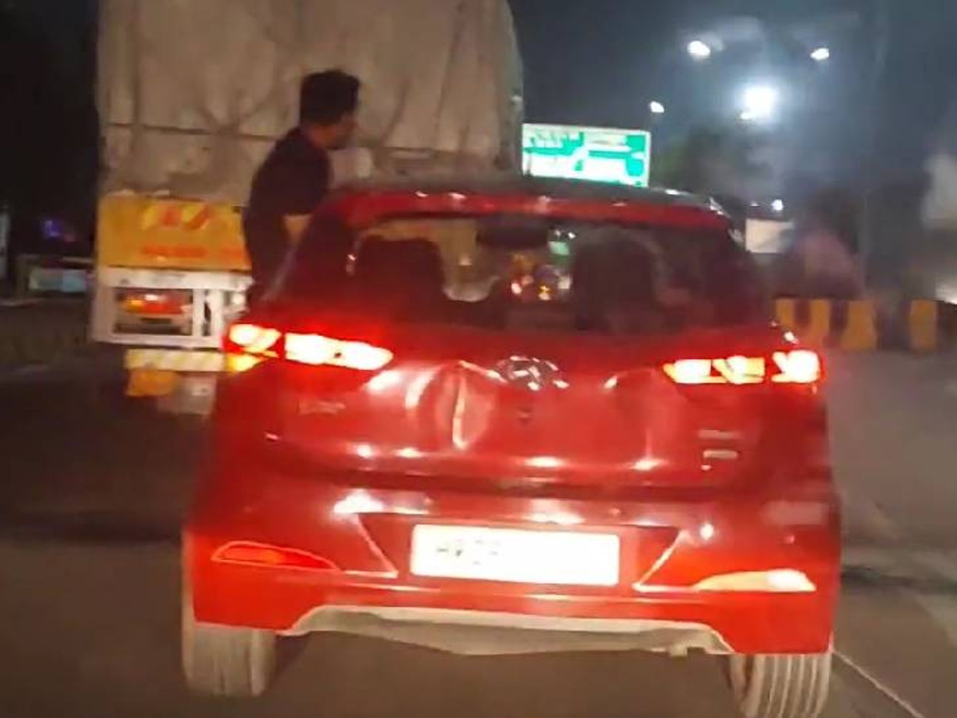 चलती कार में खिड़की के बाहर बैठे युवक का स्टंट, वीडियो वायरल होने पर जांच शुरू