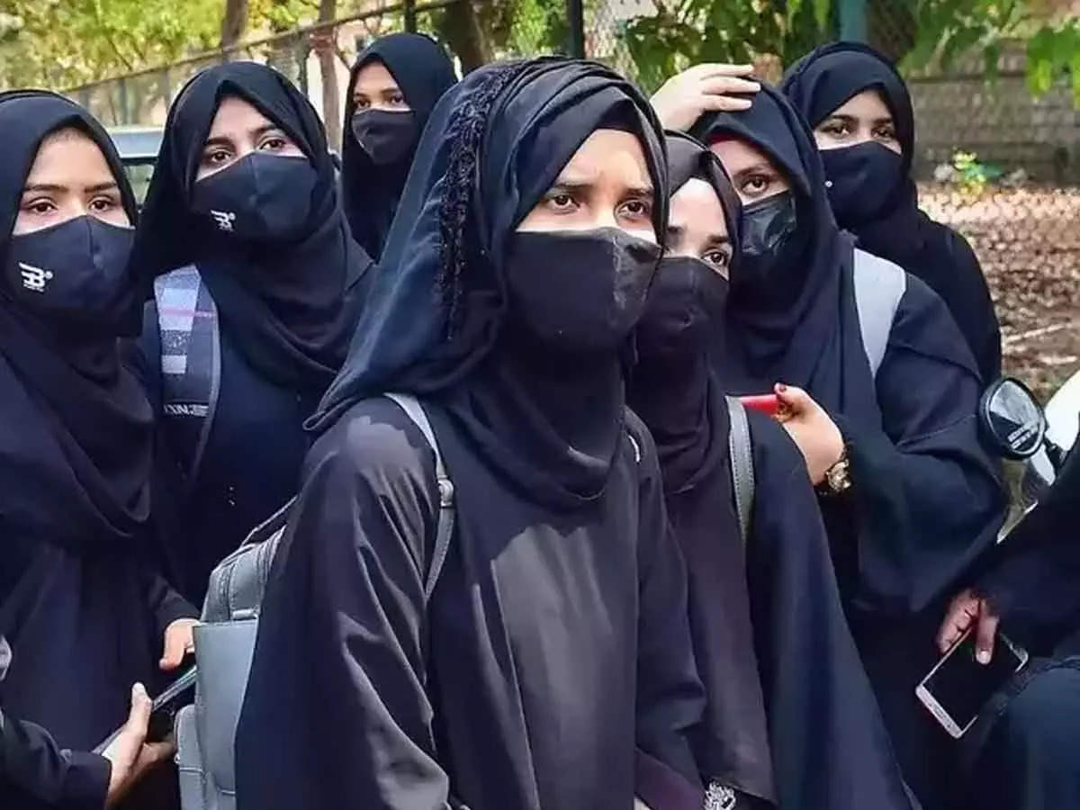 प्रिंसिपल के समझाने के बाद छात्रा ने हिजाब हटाकर दी परीक्षा