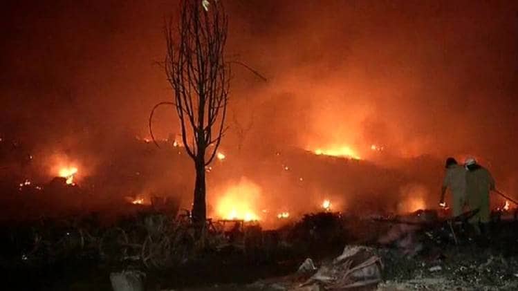 सुल्तानपुरी के भीषण आग में करीब 200 झुग्गियां जलकर खाक