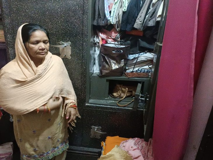 आभूषण चुराए