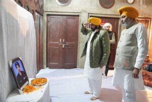 मुख्यमंत्री ने शहीद जसपाल सिंह के परिवार को एक करोड़ रुपए की वित्तीय सहायता का चैक सौंपा
