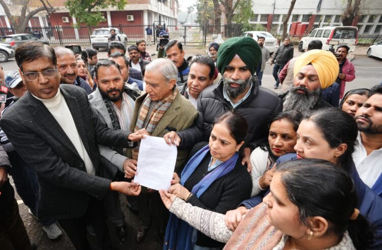 मेयर चुनाव में हुई धांधली के खिलाफ आम आदमी पार्टी और कांग्रेस ने किया चंडीगढ़ में प्रदर्शन