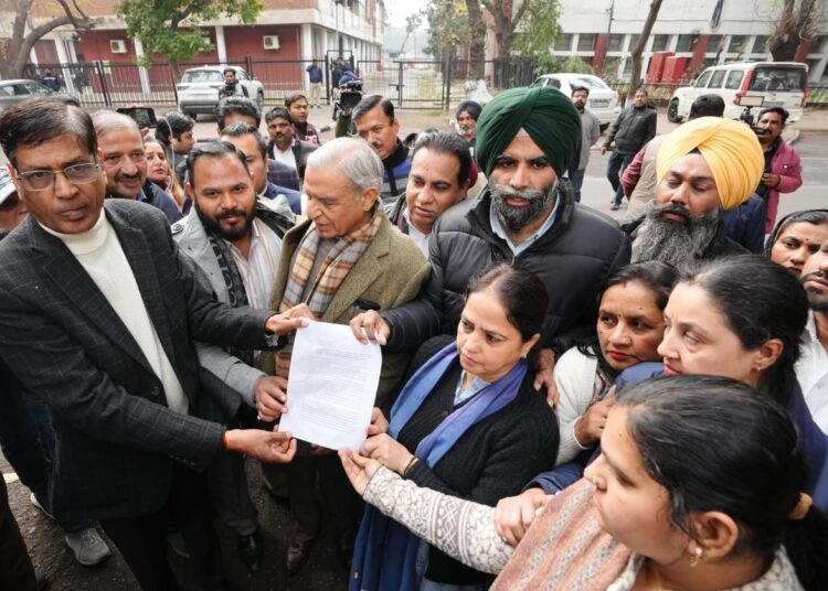 मेयर चुनाव में हुई धांधली के खिलाफ आम आदमी पार्टी और कांग्रेस ने किया चंडीगढ़ में प्रदर्शन