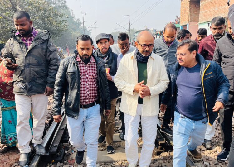 केंद्र की भाजपा सरकार झुग्गियां तोड़ गरीब लोगों को बेघर करना चाहती है- आप