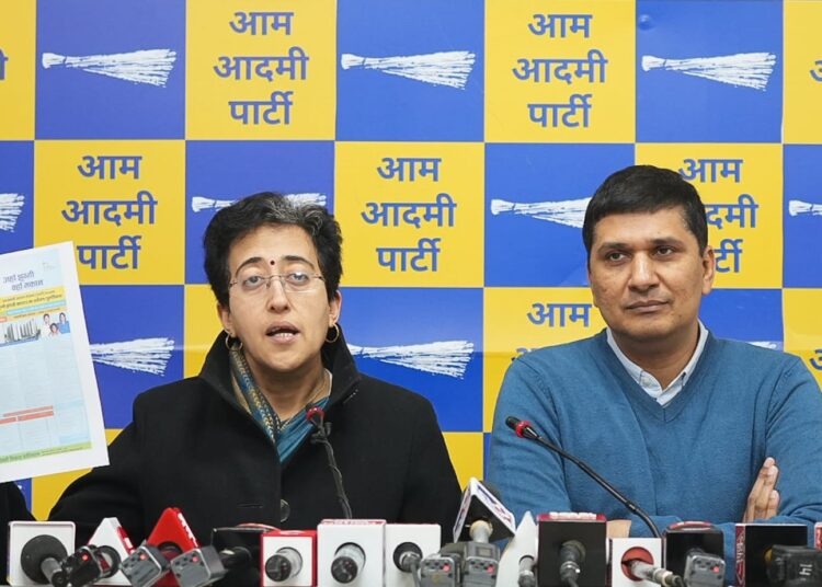 पीएम मोदी को झुग्गीवालों को देख आती है शर्म, इसलिए केंद्र ने दिल्ली से झुग्गियों