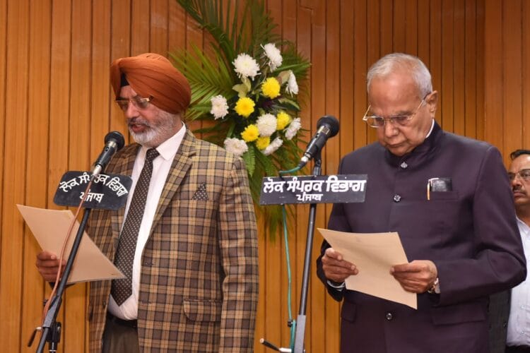 चेयरमैन पंजाब लोक सेवा आयोग और राज्य मुख्य सूचना कमिश्नर के पद के लिए ली शपथ 1 चेयरमैन पंजाब लोक सेवा आयोग और राज्य मुख्य सूचना कमिश्नर के पद के लिए ली शपथ