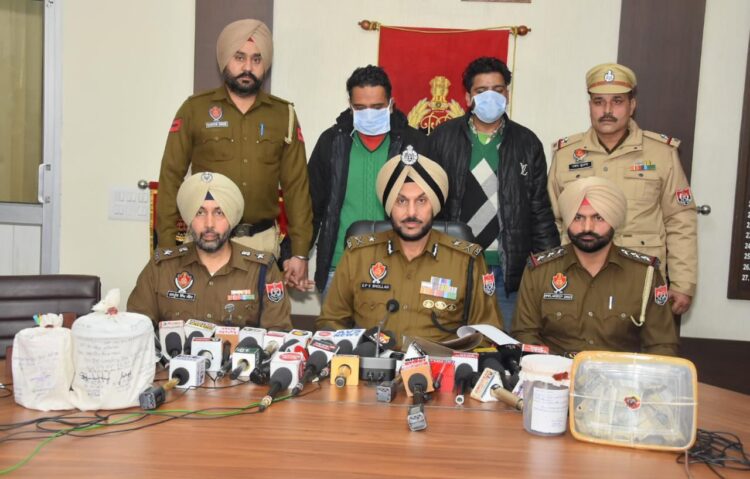 पंजाब पुलिस ने दो ‘बड़ी मछलियों’ समेत पाँच नशा-तस्करों को अमृतसर से किया गिरफ़्तार 1 पंजाब पुलिस ने दो ‘बड़ी मछलियों’ समेत पाँच नशा-तस्करों को अमृतसर से किया गिरफ़्तार