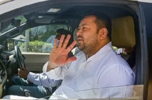 Tejashwi Yadav पहुंचे ED कार्यालय, नौकरी के बदले जमीन मामले में पूछताछ