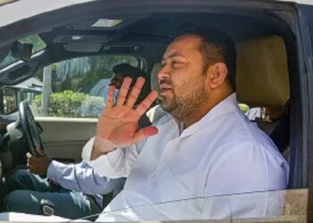 Tejashwi Yadav पहुंचे ED कार्यालय, नौकरी के बदले जमीन मामले में पूछताछ