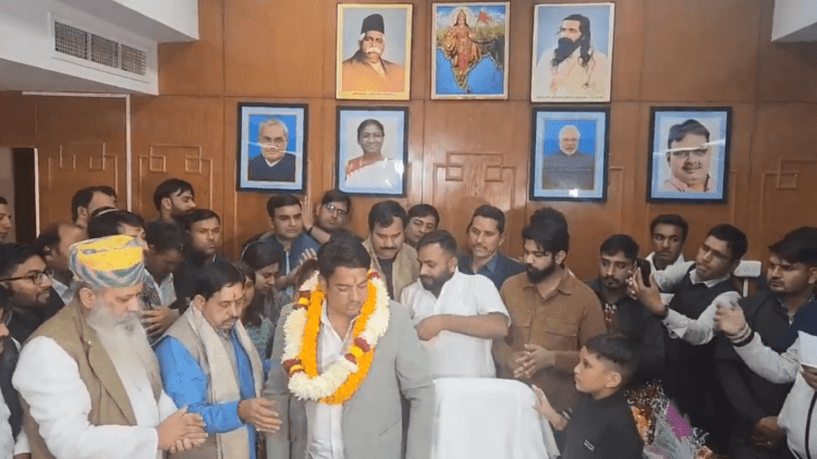 गांधी, अंबेडकर की तस्वीरें