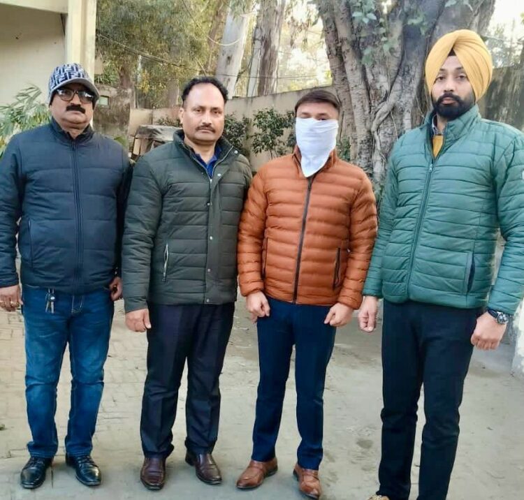 आई. डी. एफ. सी. बैंक का मैनेजर 40,000 रुपए रिश्वत लेता विजीलैंस द्वारा काबू