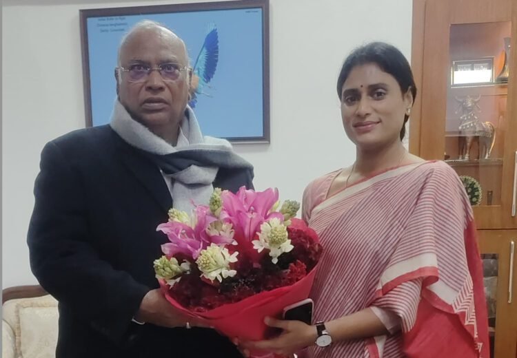 खड़गे से मुलाकात के बाद शर्मिला ने कहा, कोई भी जिम्मेदारी लेने को तैयार हूं 1 मल्लिकार्जुन खड़गे