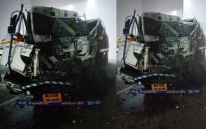 घने कोहरे के कारण ईस्टर्न पेरिफेरल एक्सप्रेस-वे पर चार ट्रक आपस में भिड़े, दो घायल