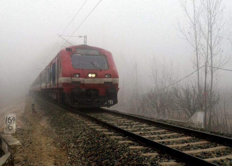 घने कोहरे से उड़ानें व ट्रेनें बाधित, दिल्ली में शीत लहर जारी