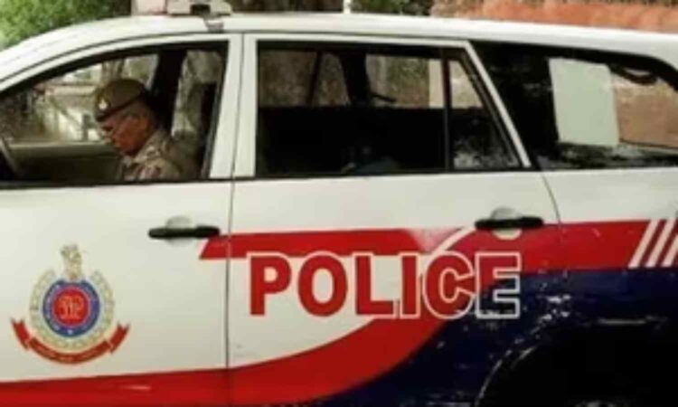 चलती पुलिस वैन से कूदा, कई अस्पतालों में भर्ती करने से इनकार, मौत 1 पुलिस वैन