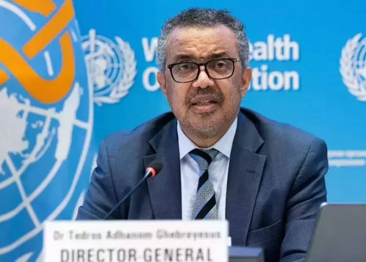 जिनेवा, 11 जनवरी (आईएएनएस) । डब्ल्यूएचओ के प्रमुख टेड्रोस एडनोम घेबियस ने कहा कि छुट्टियों की सभाओं और विश्व स्तर पर प्रभावी जेएन.1 वेरिएंट ने दिसंबर में दुनिया भर में कोविड-19 के प्रसार को बढ़ावा दिया। घेब्रेयसस ने बुधवार को जिनेवा में एक वर्चुअल प्रेस ब्रीफिंग में बताया कि दिसंबर में डब्ल्यूएचओ को कोविड-19 से लगभग 10,000 मौतों की सूचना दी गई, जबकि अस्पताल में भर्ती होने वालों की संख्या में 42 प्रतिशत की वृद्धि हुई और पिछले महीने की तुलना में आईसीयू में भर्ती होने वालों की संख्या में 62 प्रतिशत की वृद्धि हुई। समाचार एजेंसी श‍िन्हुआ की रिपोर्ट के अनुसार, स्वास्थ्य एजेंसी के महानिदेशक ने कहा कि रुझान 50 से भी कम देशों द्वारा साझा किए गए डेटा से प्राप्त हुए हैं, इनमें से ज्यादातर यूरोप और अमेरिका में हैं, उनका मानना है कि अन्य देशों में वृद्धि दर्ज नहीं की जा रही है। उन्होंने चेतावनी देते हुए कहा कि हालांकि कोविड-19 अब वैश्विक स्वास्थ्य आपातकाल नहीं है, फिर भी वायरस फैल रहा है, बदल रहा है और लोगों की जान ले रहा है। डब्ल्यूएचओ की कोविड-19 की तकनीकी प्रमुख मारिया वान केरखोव ने दुनिया भर में श्वसन संबंधी बीमारियों में वृद्धि के लिए कोरोना वायरस, फ्लू, राइनोवायरस और निमोनिया को जिम्मेदार ठहराया। उन्होंने कहा, "हम उम्मीद करते हैं कि उत्तरी गोलार्ध में सर्दियों के महीनों के दौरान ये रुझान जनवरी तक जारी रहेंगे।"