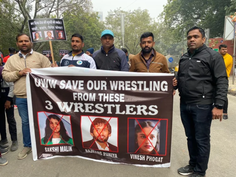 जंतर-मंतर पर युवा पहलवानों का बजरंग, साक्षी और विनेश के खिलाफ विरोध प्रदर्शन 1 जंतर-मंतर