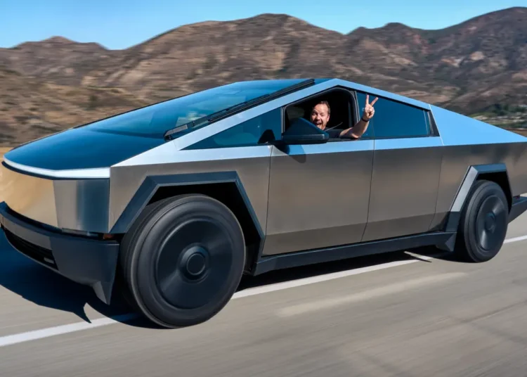 टेस्ला साइबरट्रक के मालिक को गाड़ी चलाने के बाद पता चली बड़ी खामी