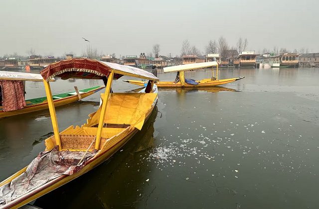तेज शीत लहर की चपेट में कश्मीर, जमी झीलें और नदियां 1 जमी झीलें और नदियां