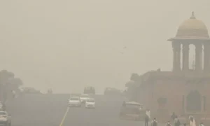 दिल्ली 'Gas Chamber' में तब्दील, हवा की गुणवत्ता 'गंभीर' श्रेणी में