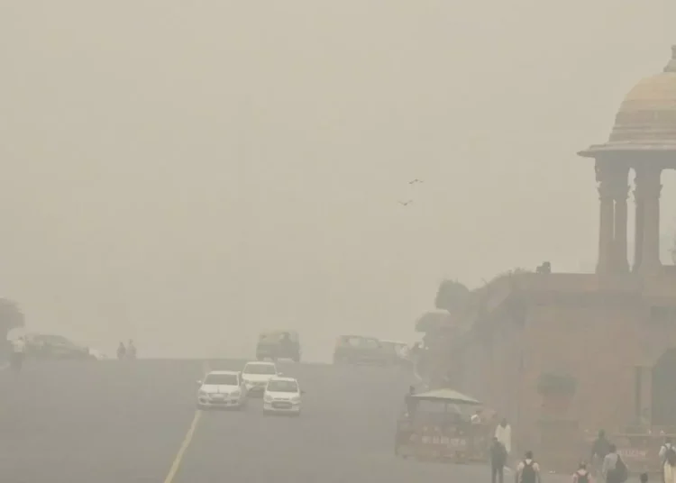 दिल्ली 'Gas Chamber' में तब्दील, हवा की गुणवत्ता 'गंभीर' श्रेणी में