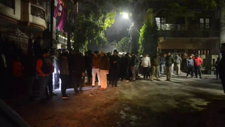 दिल्ली के पीतमपुरा में घर में आग लगने से 5 की मौत