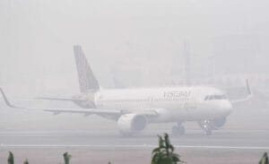 दिल्ली में घने कोहरे के कारण 50 से अधिक उड़ानें प्रभावित, 18 ट्रेनें लेट